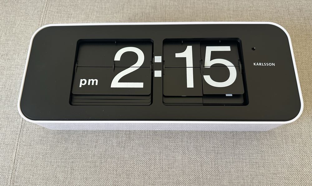 Karlsson Wide Flip - klapkowiec, zegar retro