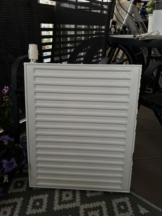 Grzejnik 600x500 mm z głowicą i szelkami.