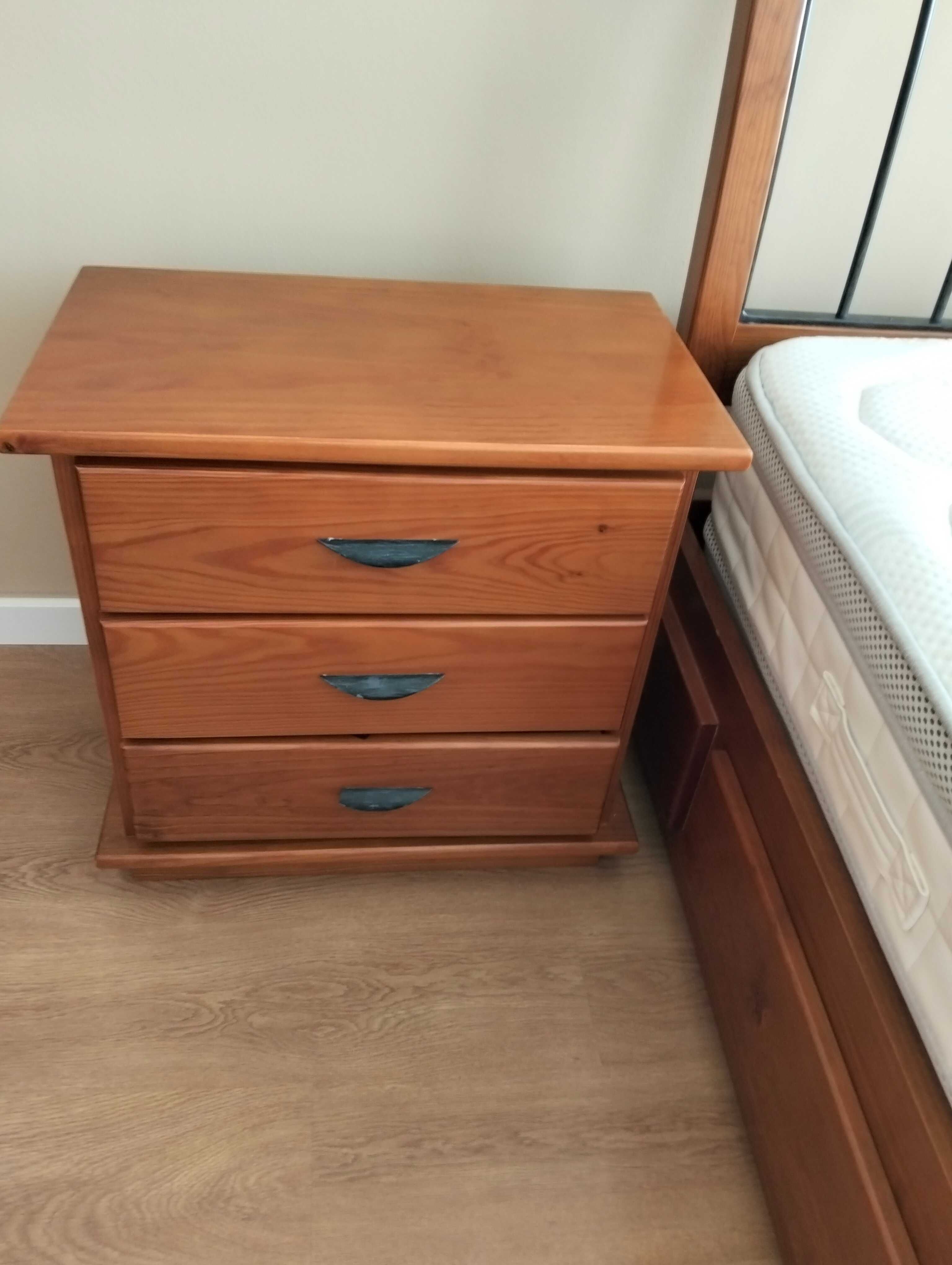 Cama de casal + colchão + 2 mesas de cabeceira