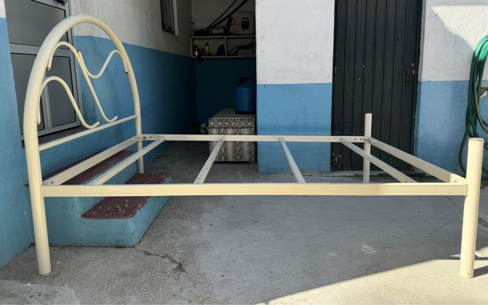 Cama de ferro em ótimo estado!!