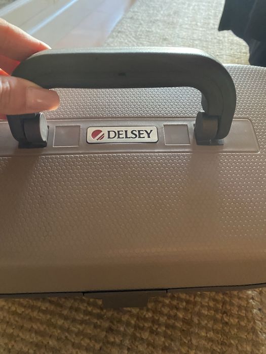 Mala Desley e cor creme escuro