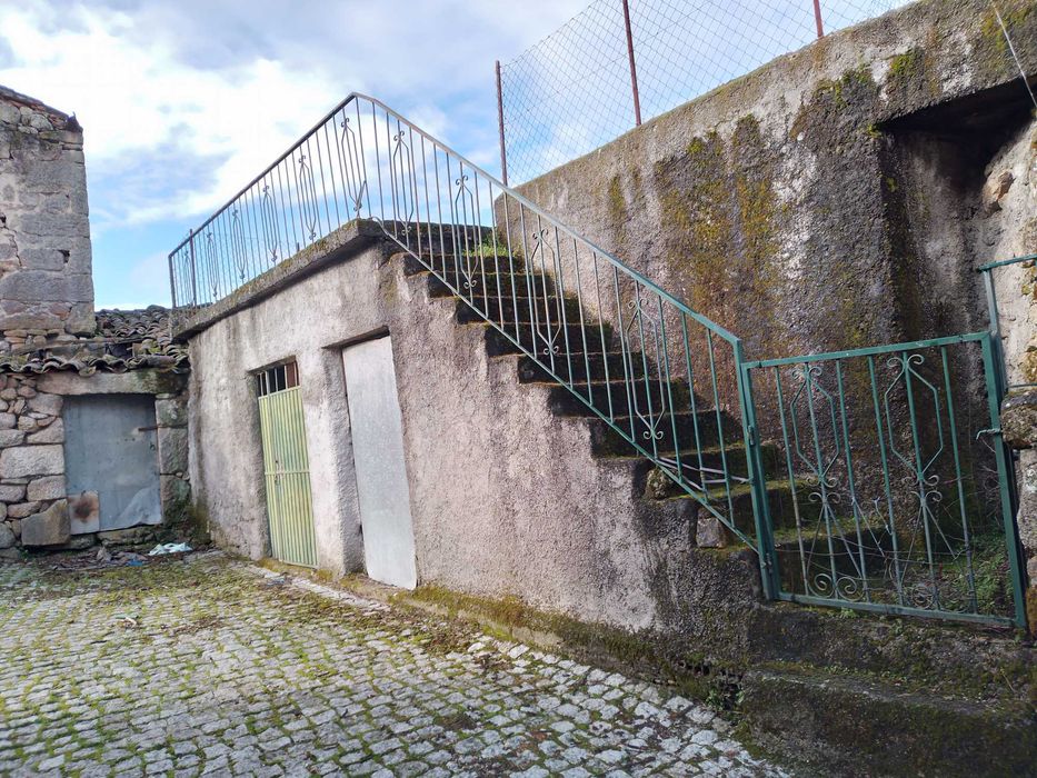 Casas, quintais, Arrumos, terrenos no Castedo