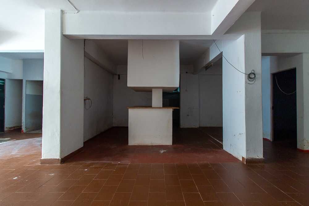 Excelente Armazém, bem situado, junto Estação da Damaia, disponível.