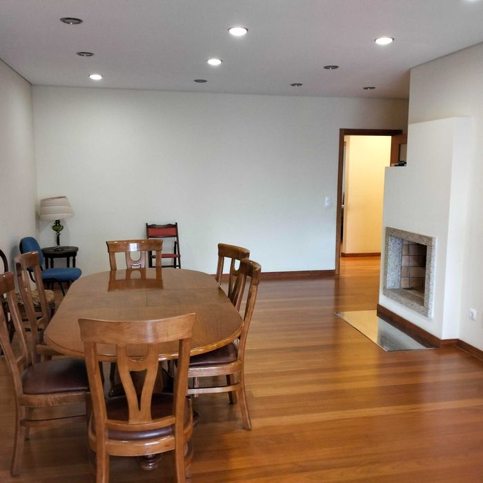 Apartamento T2 mobilado com garagem fechada