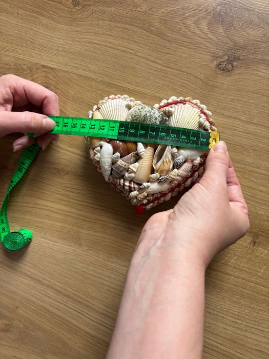 Pudełko z prawdziwymi muszelkami  w kształcie serca, szerokość 14 cm