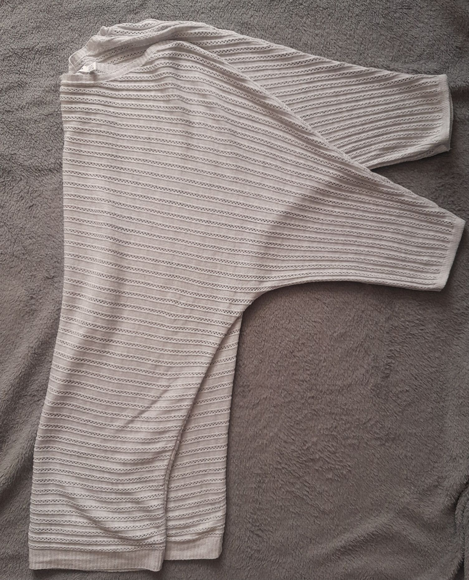 Lekki dłuższy sweterek ażurek Stradivarius L (M-XL)