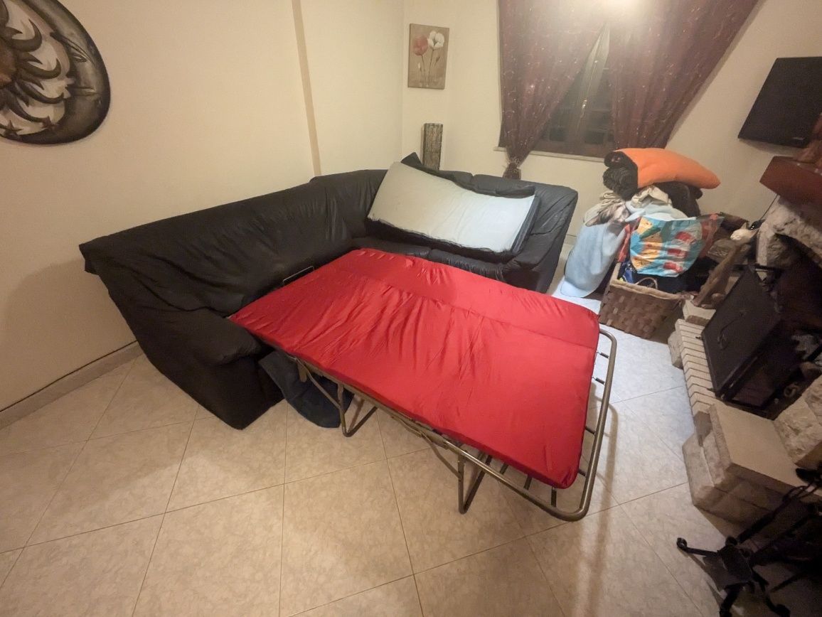 Sofá de canto com cama em pele