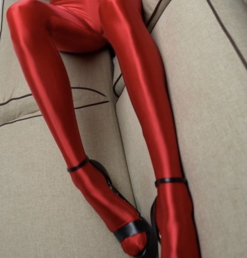 Czerwone błyszczące rajstopy z lycra ala latex