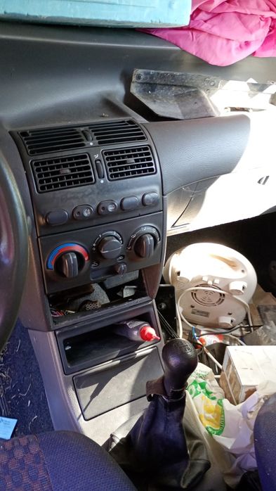 Fiat Punto 1997 4 porta gasolina . Sem depósito.
