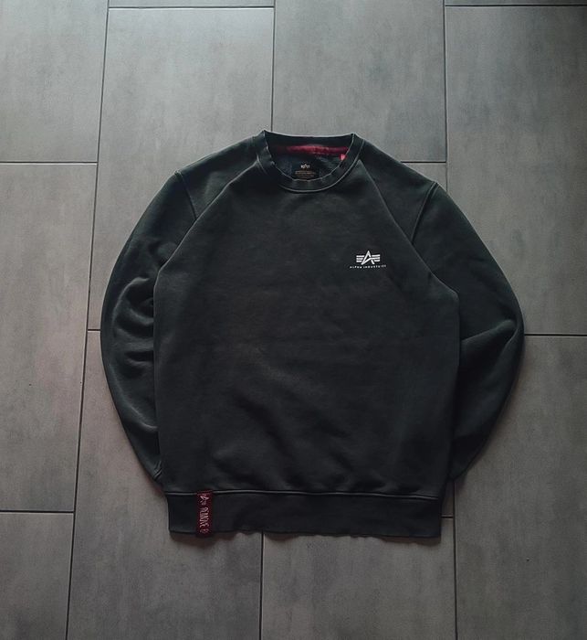 Зелений світшот від Alpha Industries.