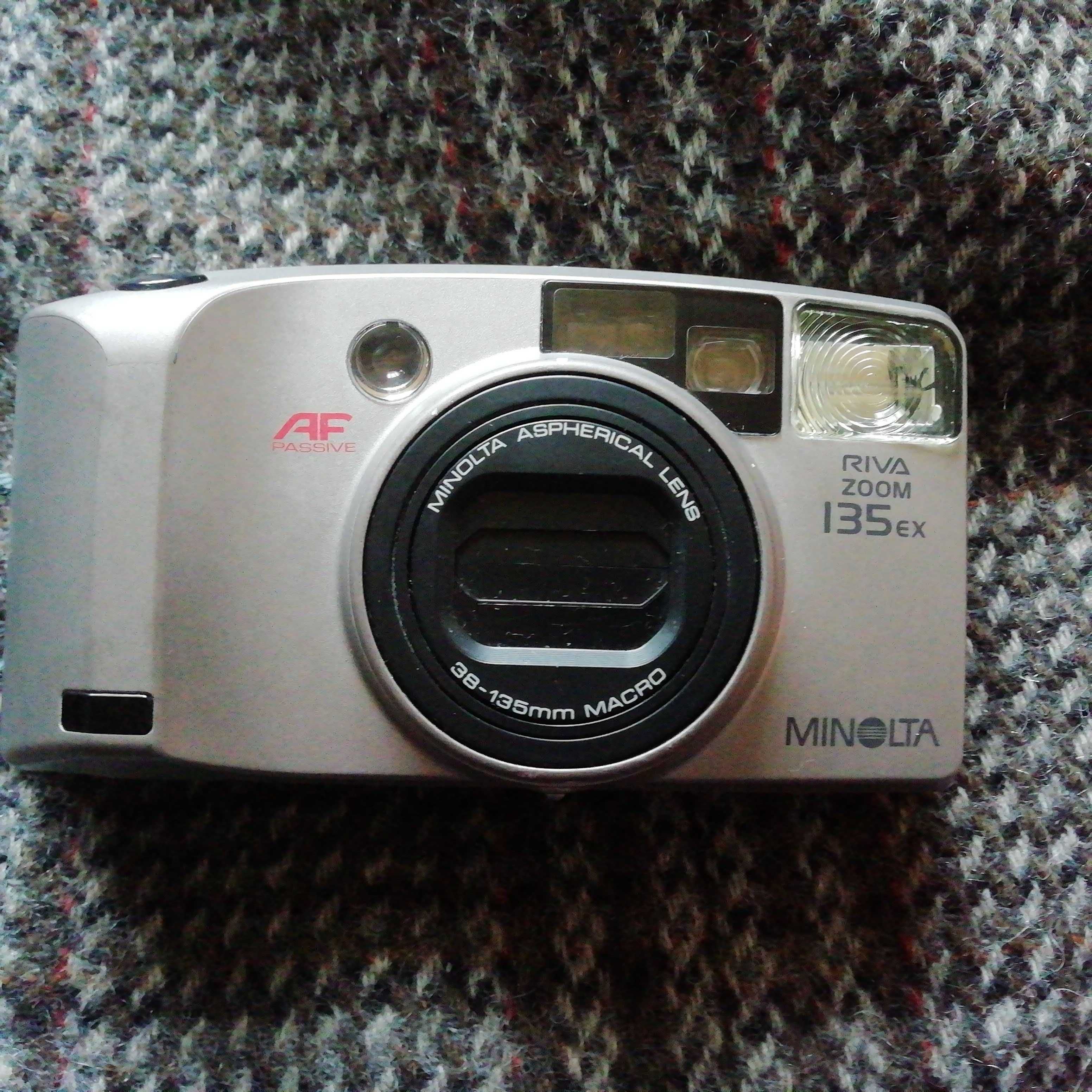 Duas câmaras fotográficas analógicas com zoom automático
