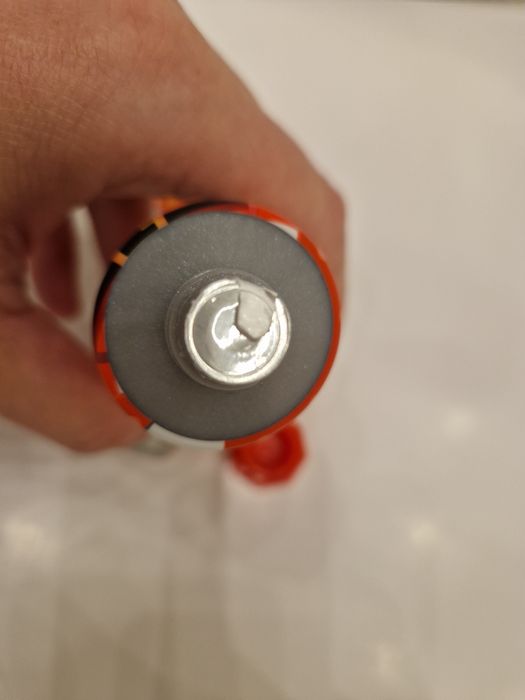 Cynamonowy krem do rąk Sence z breloczkiem w kształcie prezentu.