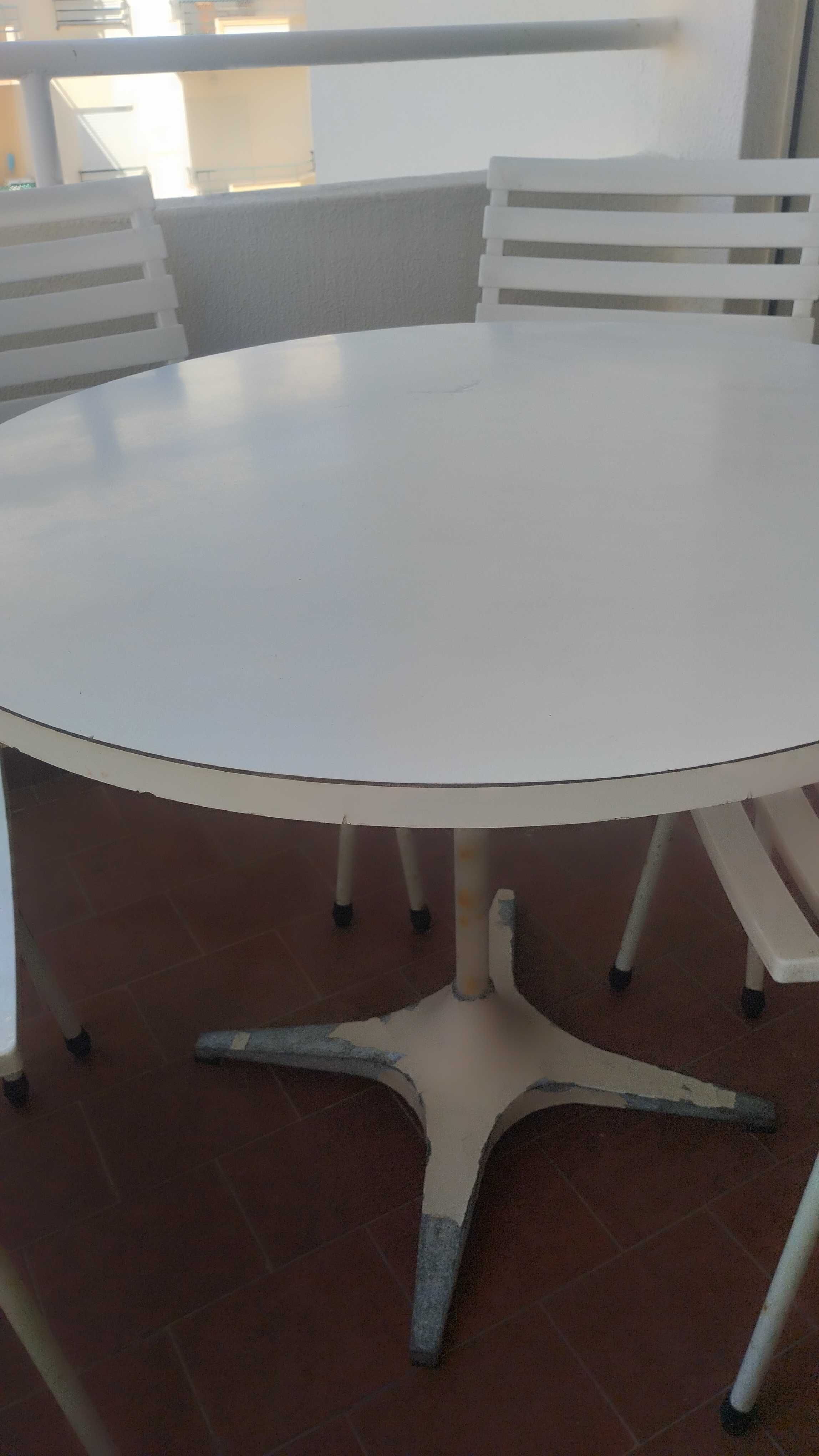 Mesa de jardim com 4 cadeiras