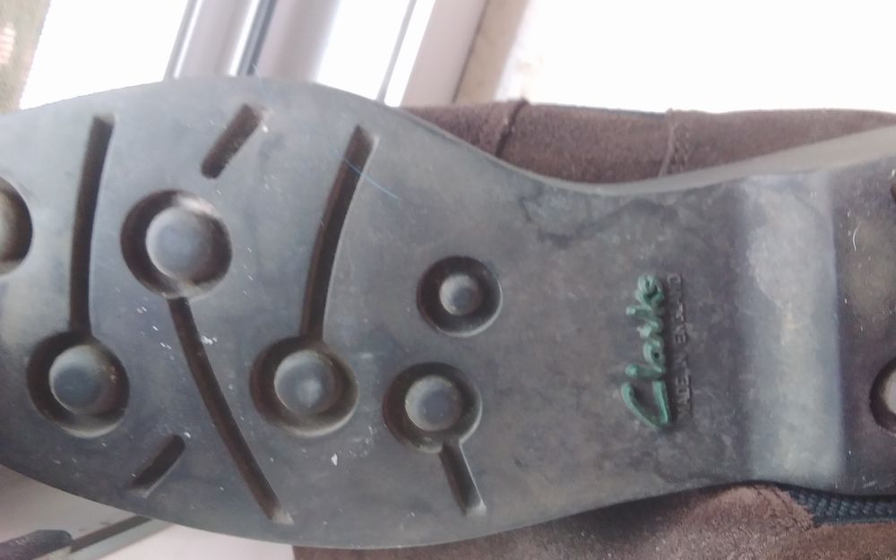 Ботильоны из натуральной замши английской кампании CLARKS