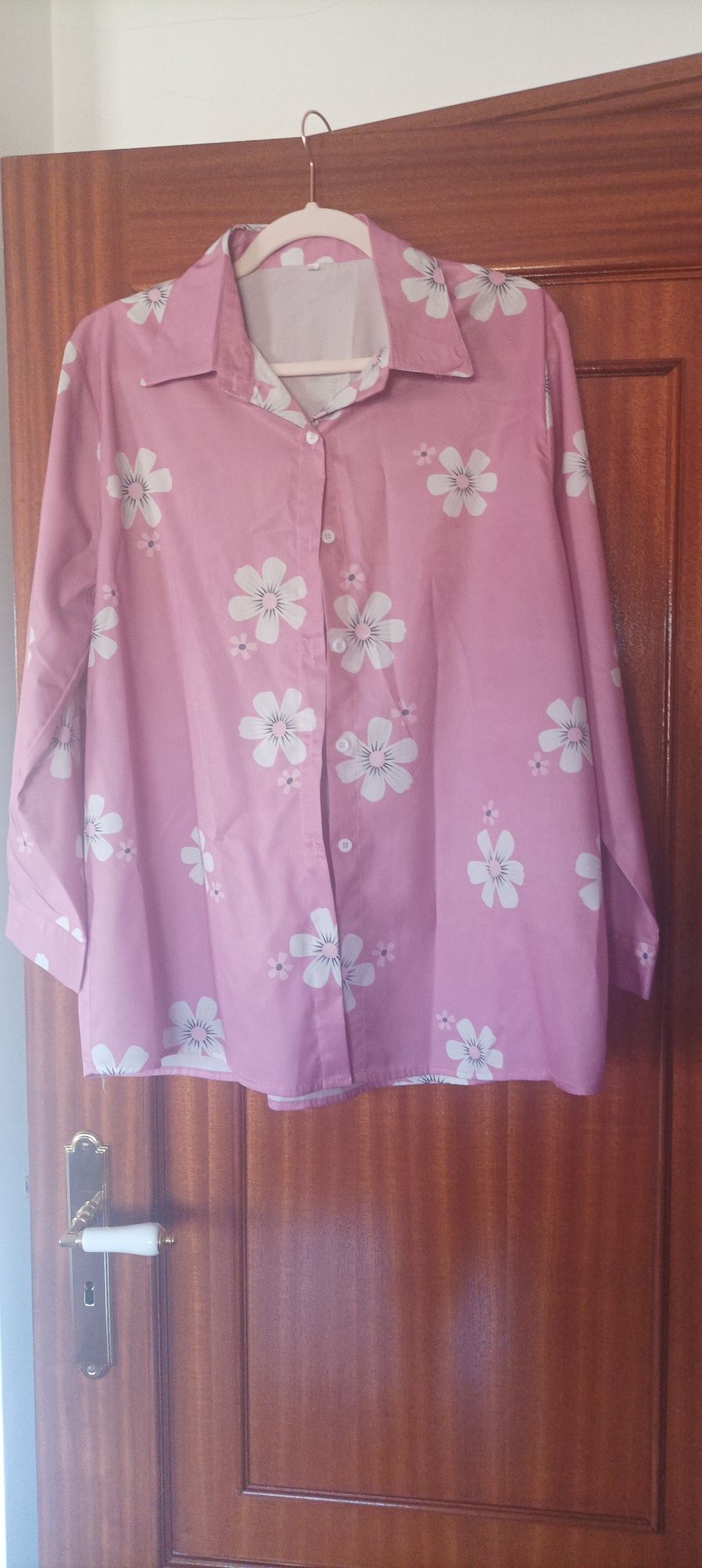 Camisa às flores