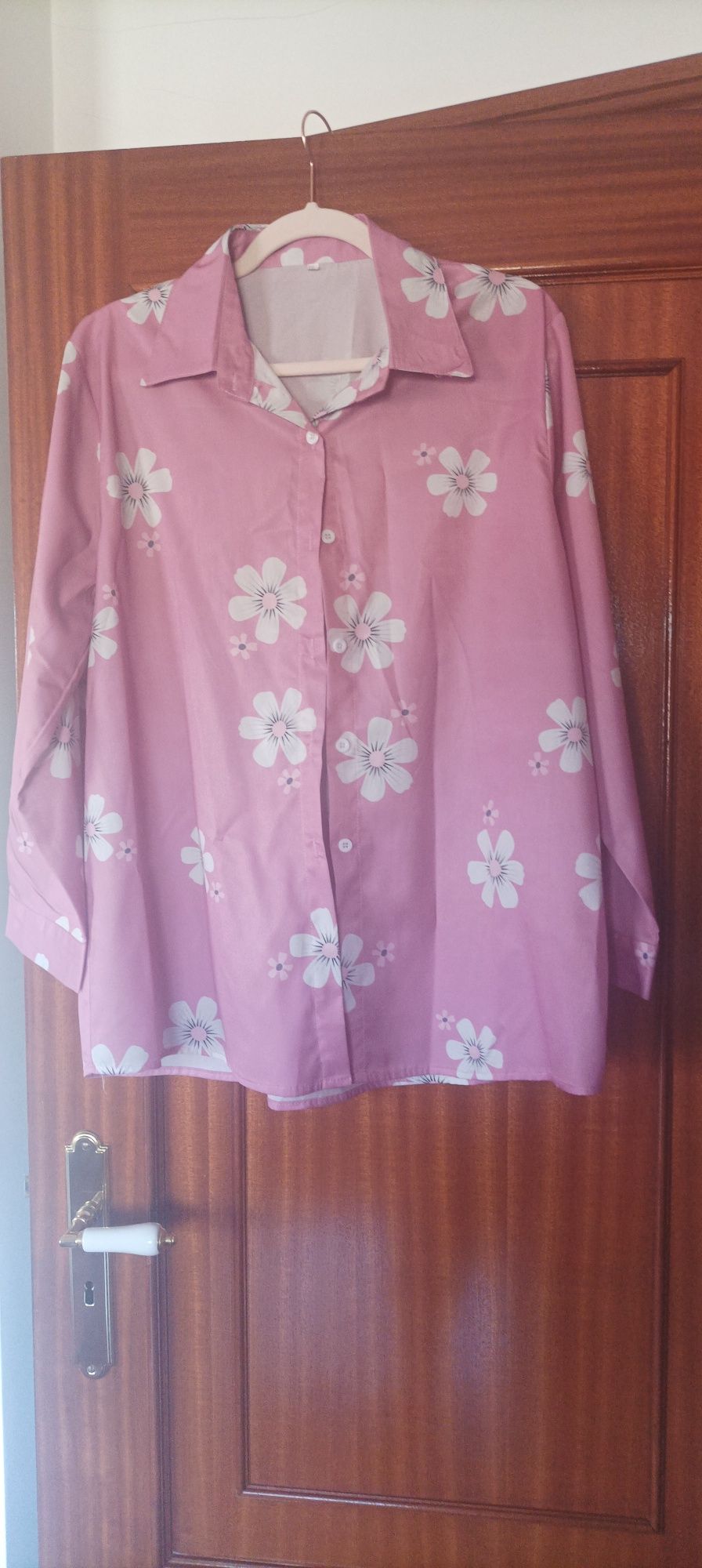 Camisa às flores