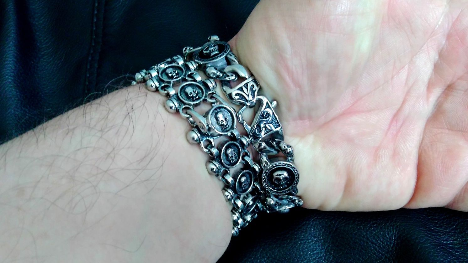 Atrakcyjna szeroka bransoletka z czaszkami w stylu gotyckim rockowym