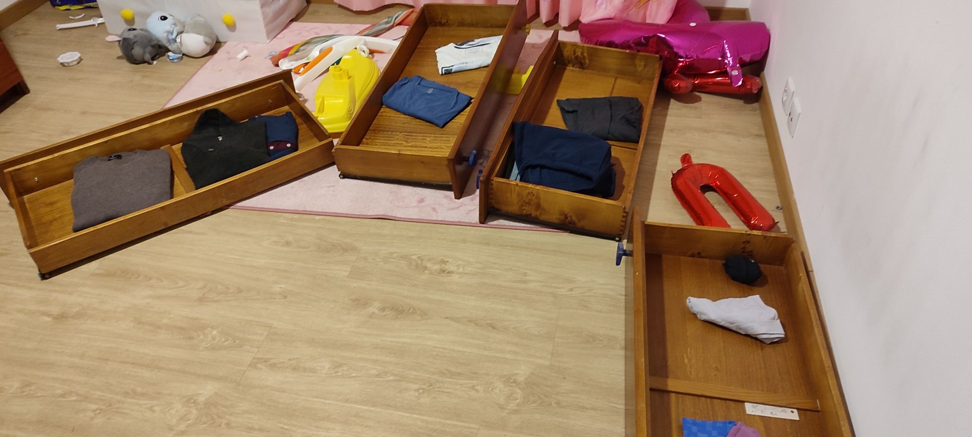 Cómoda com 4 gavetas