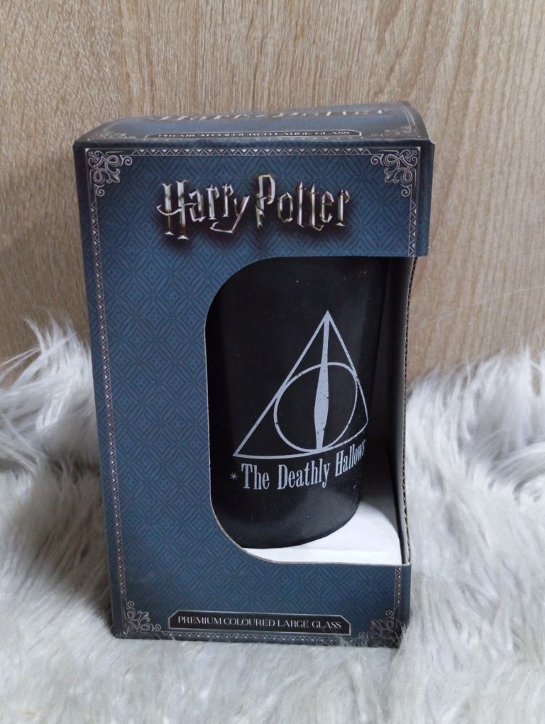 Kubek z motywem Insygniów Śmierci z serii Harry Potter.