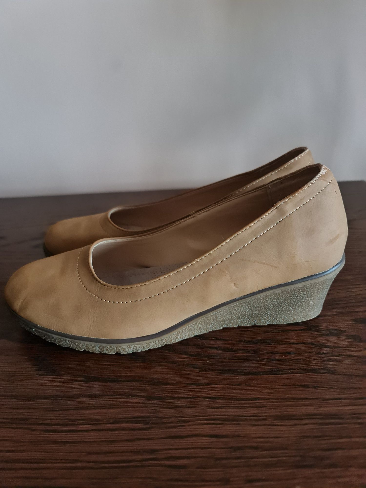 Buty damskie czółenka karmelowe na koturnie