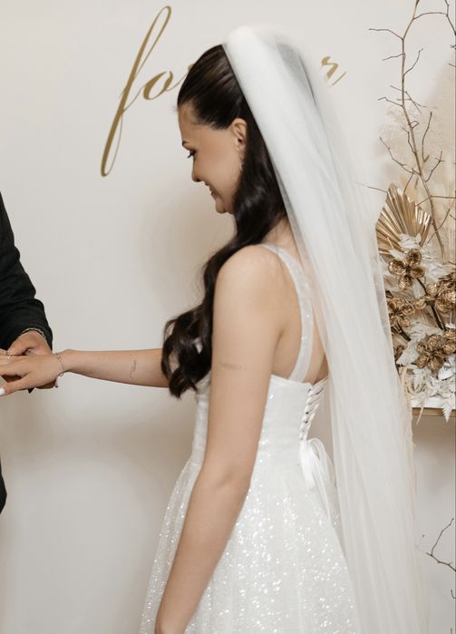 Весільна сукня в ідеальному стані.