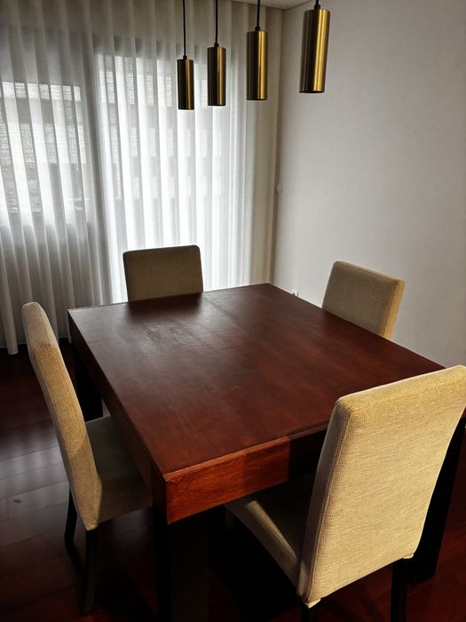 Mesa de jantar e cadeiras