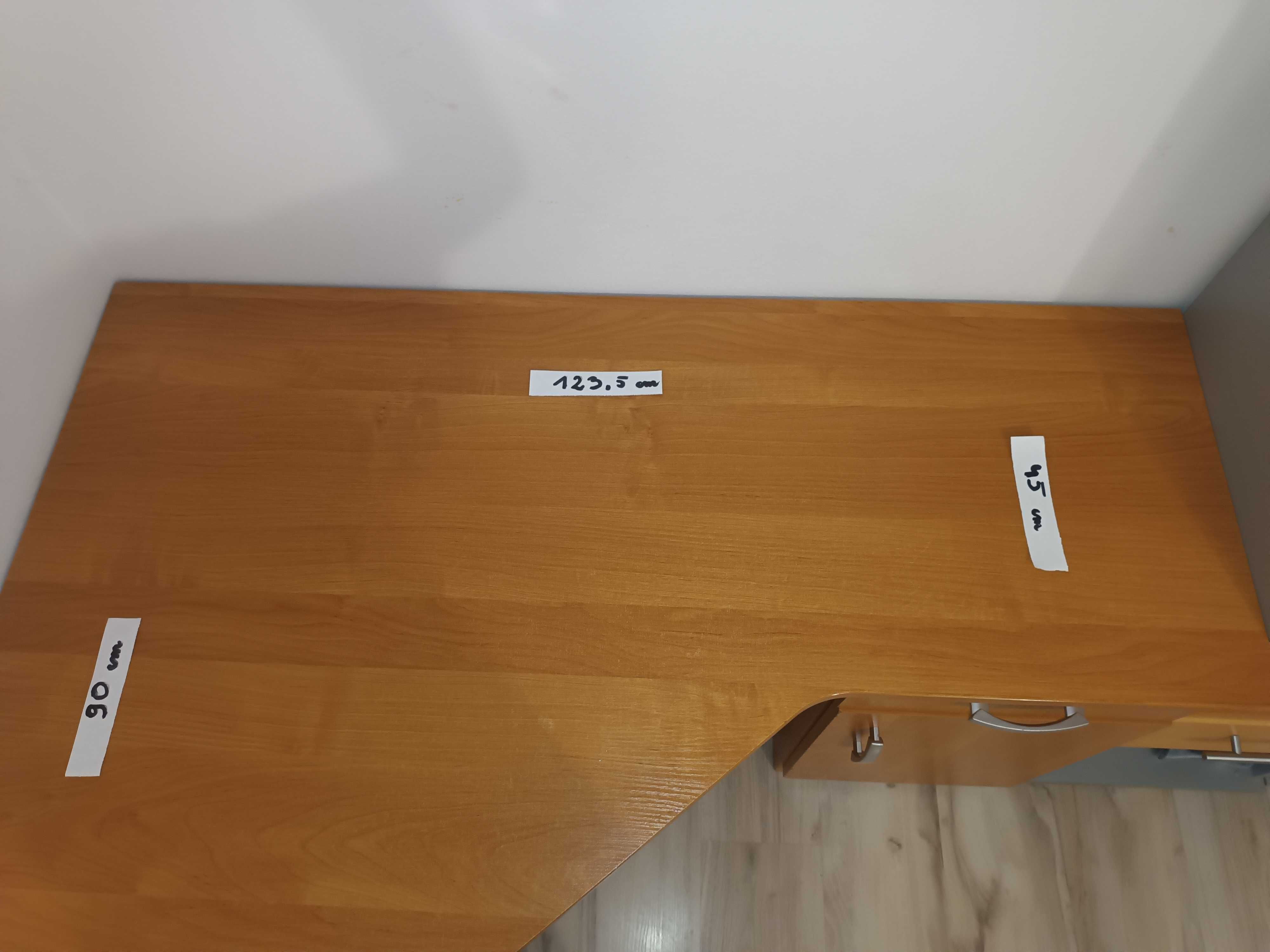 Biurko narożne z śladami użytkowania
