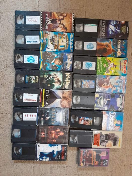 Видеокассеты с фильмами. Касети vhs. Відеокасети з фільмами.