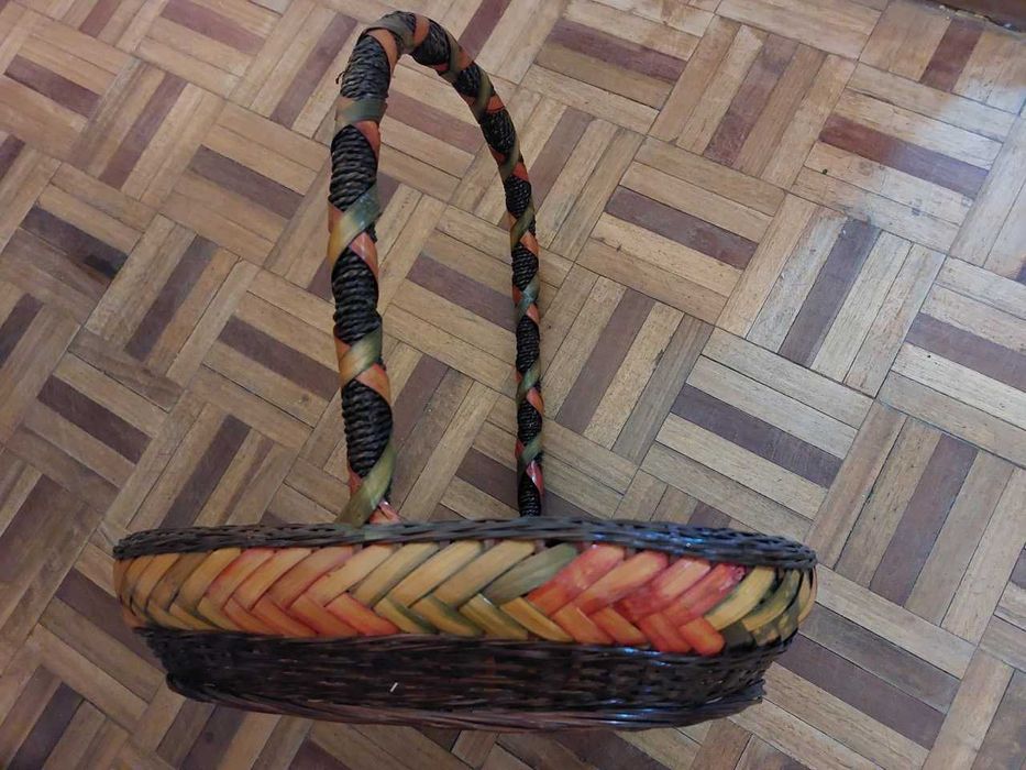Cesto artesanal colorido