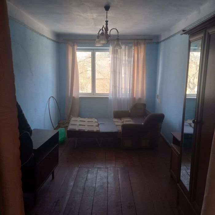 Продам квартиру у двох поверховому будинку