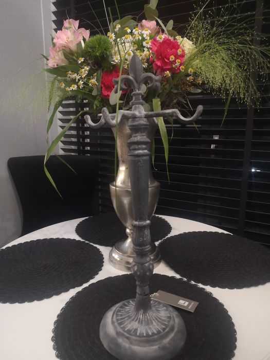 Przepiękny żeliwny stojak na wieniec