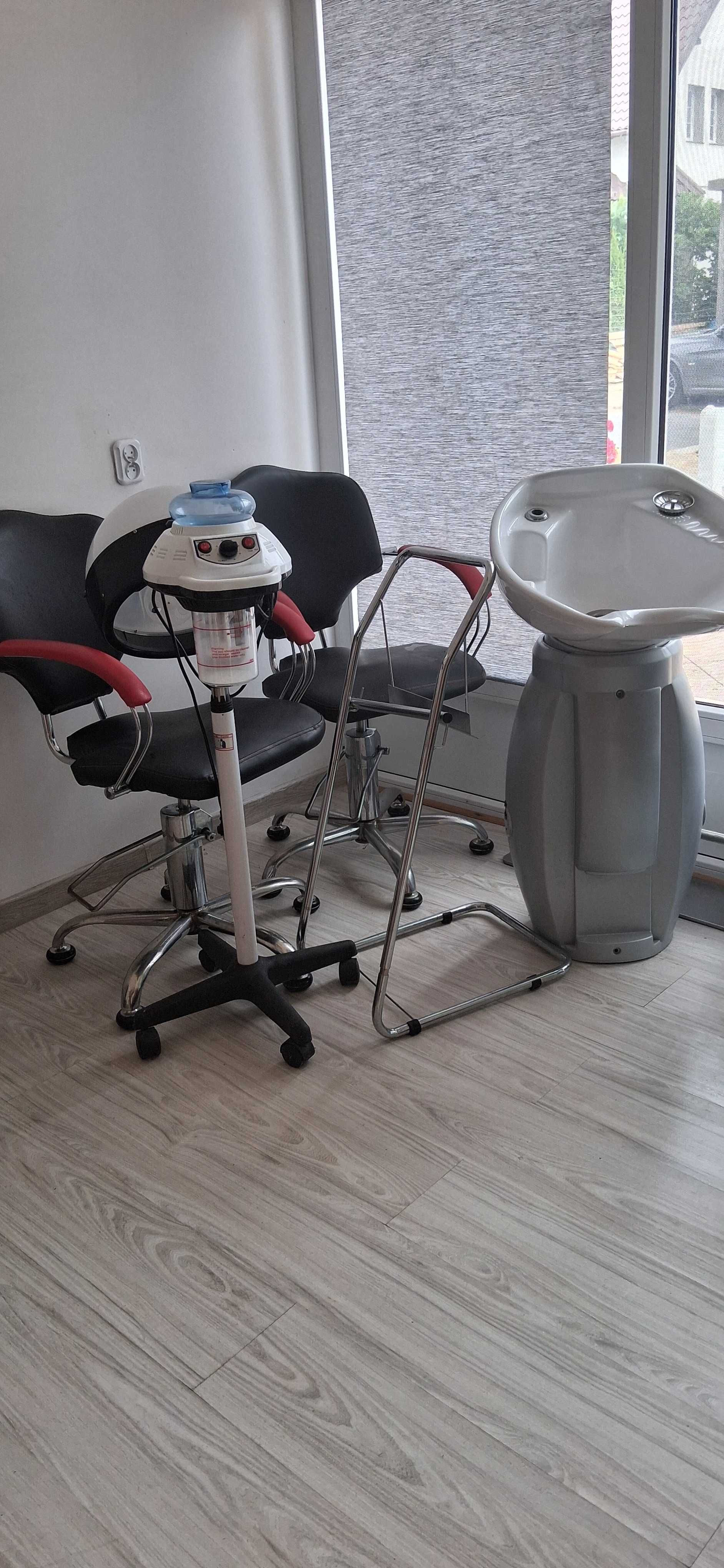 Oddam wyposażenie do salonu fryzjerskiego.