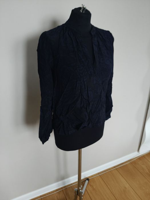 Elegancka bluzka granatowa z niebieskimi kwiatami i długim rękawem