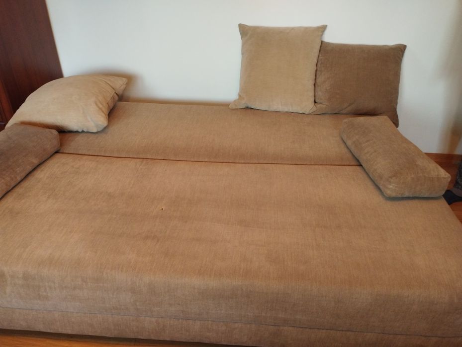 Kanapa beżowa plus 3 poduszki i 2 podłokietniki