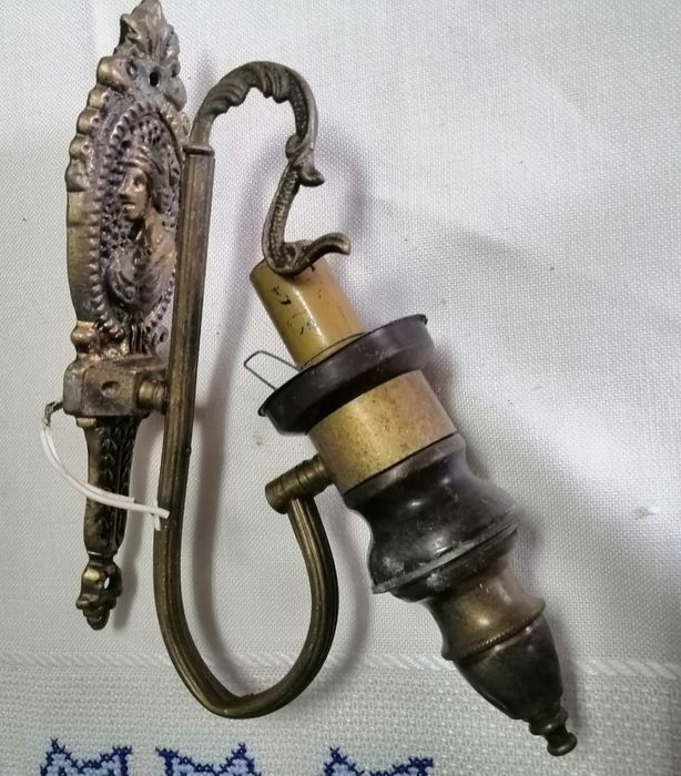 Candeeiro de parede em metal dourado fusco