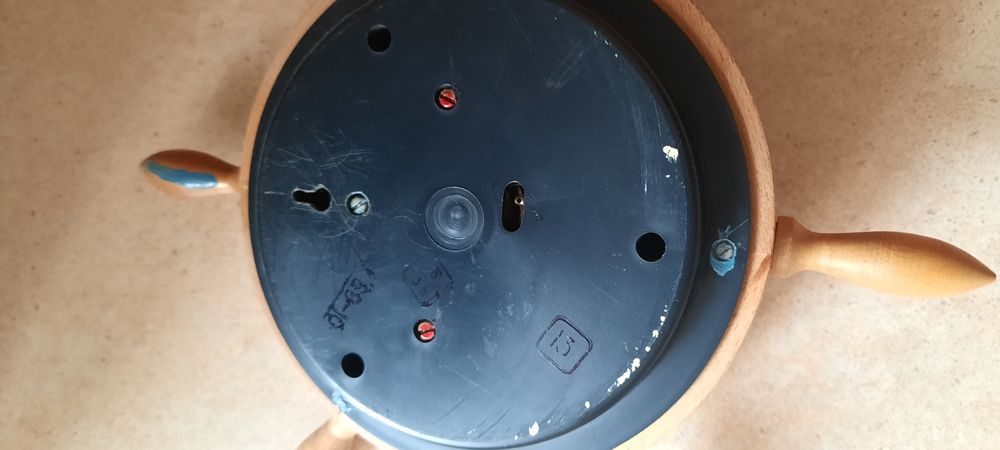 Barometr w kole sterowym na ścianę