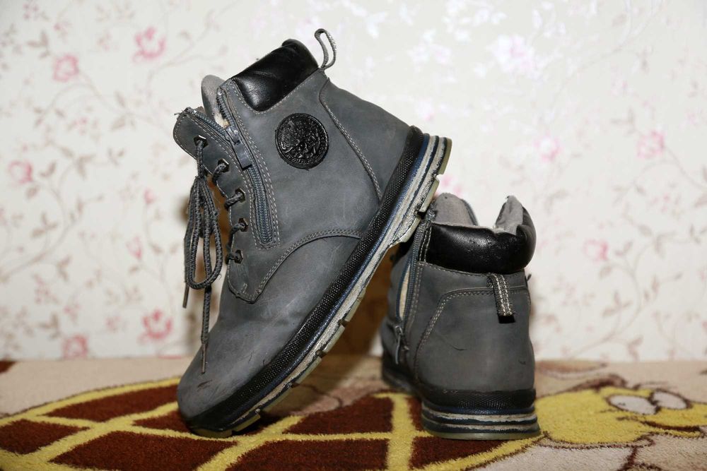 Кроссовки и Ботинки  на мальчика зимние теплые 39 размер