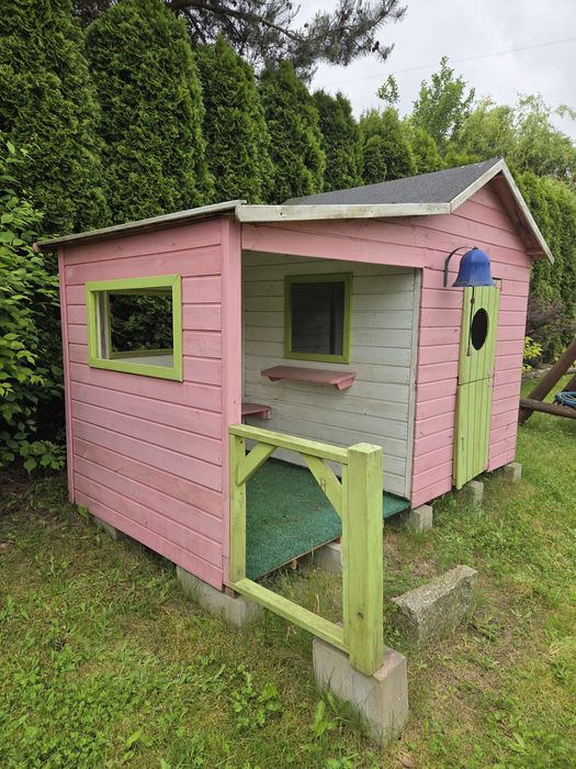 Drewniany domek ogrodowy dla dzieci