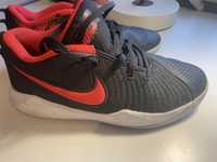 Nike buty sportowe TEAM HUSTLE QUICK (GS) rozmiar 37,5