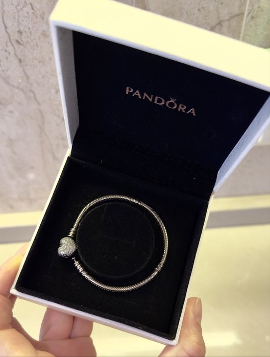 Браслет Pandora із сяючою застібкою у формі серця