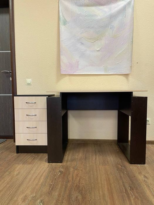 Офісний стіл з висувними ящичками