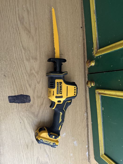 Piła szablasta Dewalt+alumulator