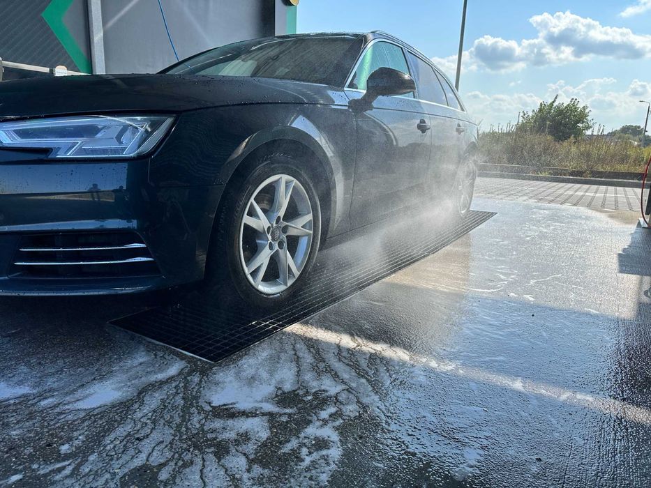 Автомойка самообслуживания в Варшаве с землей, Польша