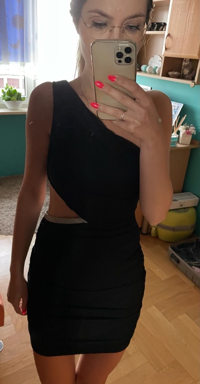 Czarna sukienka mini z rozcięciem S