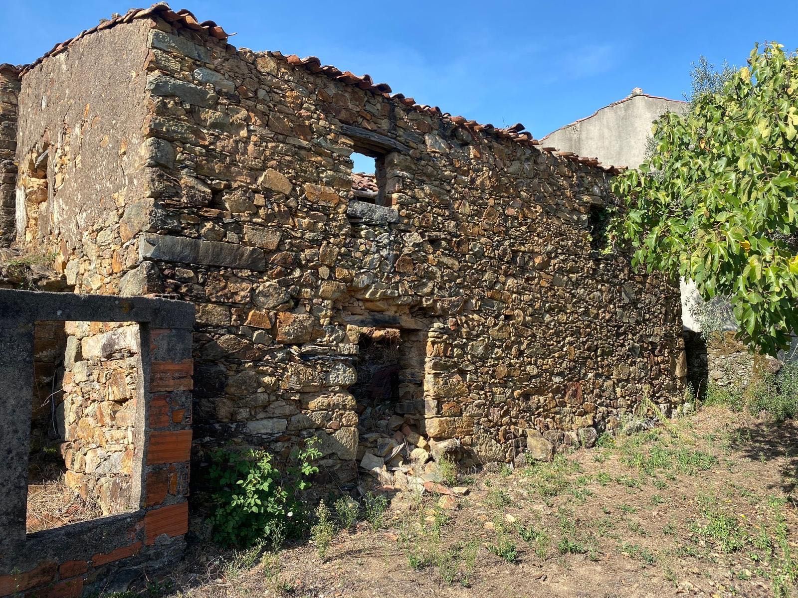 Terreno e ruína com projeto aprovado