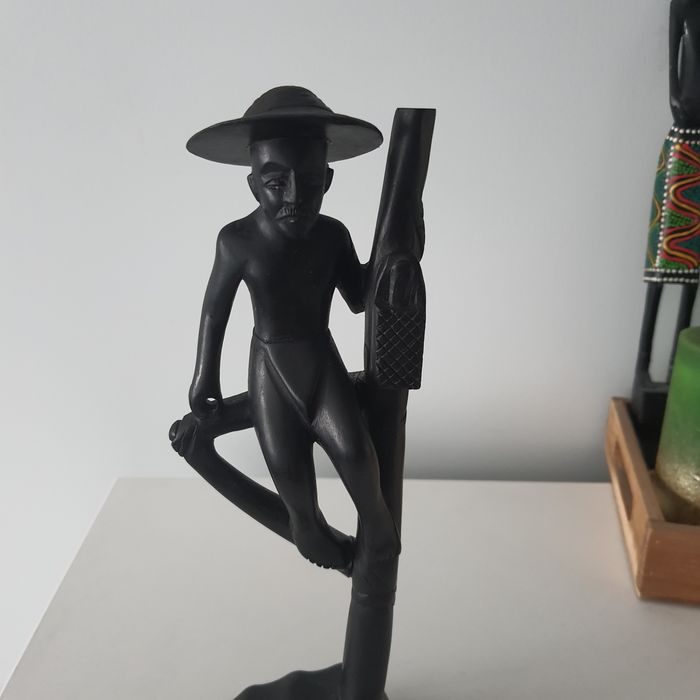 Chińczyk * mężczyzna na drzewie stara figurka drewniana Indonezja