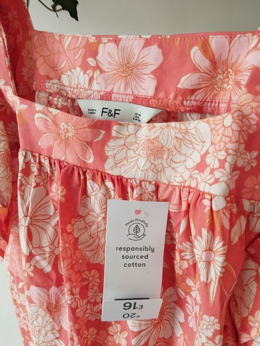 Letnia bluzka w kwiaty, z falbankami, top, zwiewna, różowa, na wakacje