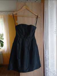 Czarna sukienka bez ramiączek.