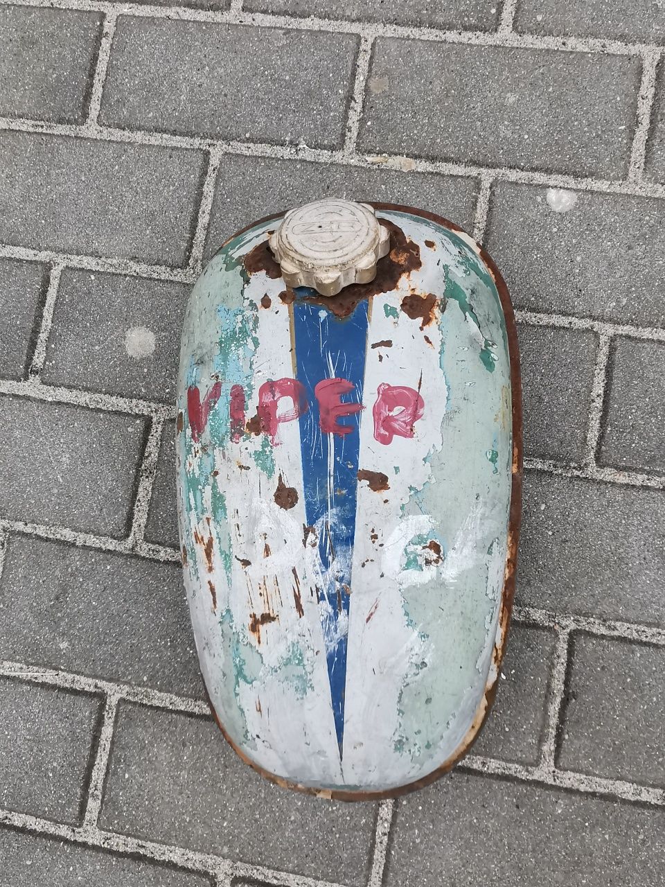 Zbiornik paliwa z korkiem wkręcanym Komar