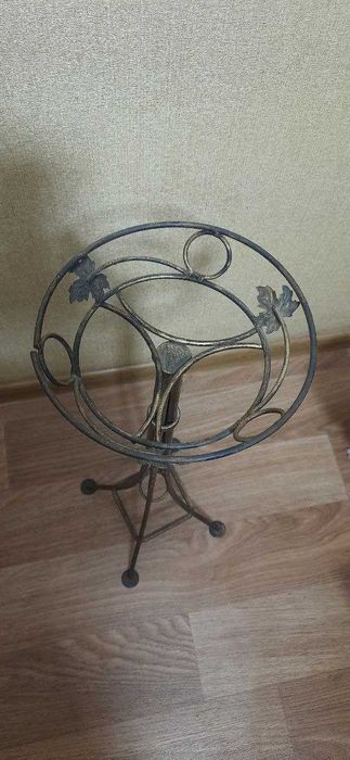 Кована підставка для квітів